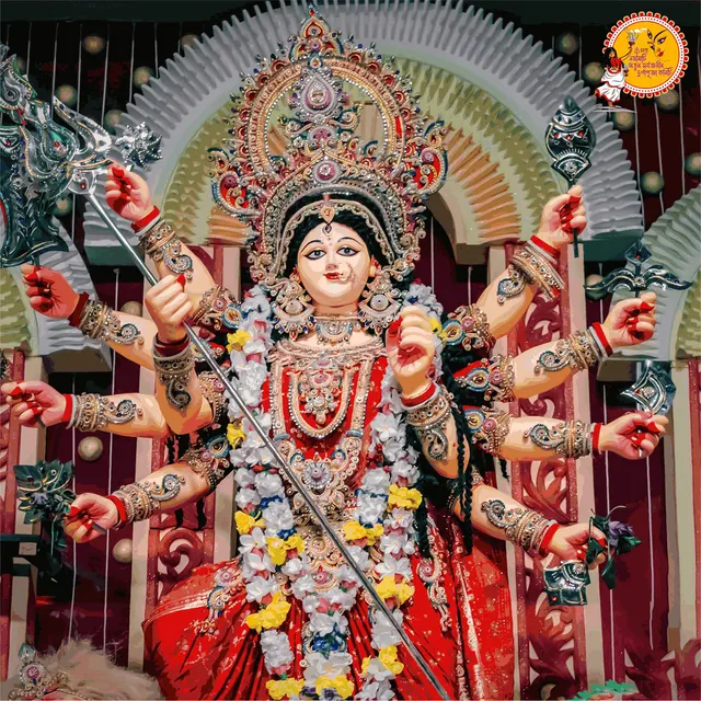অলংকারে সজ্জিত দুর্গাপ্রতিমার মুখ ও দশ হাত